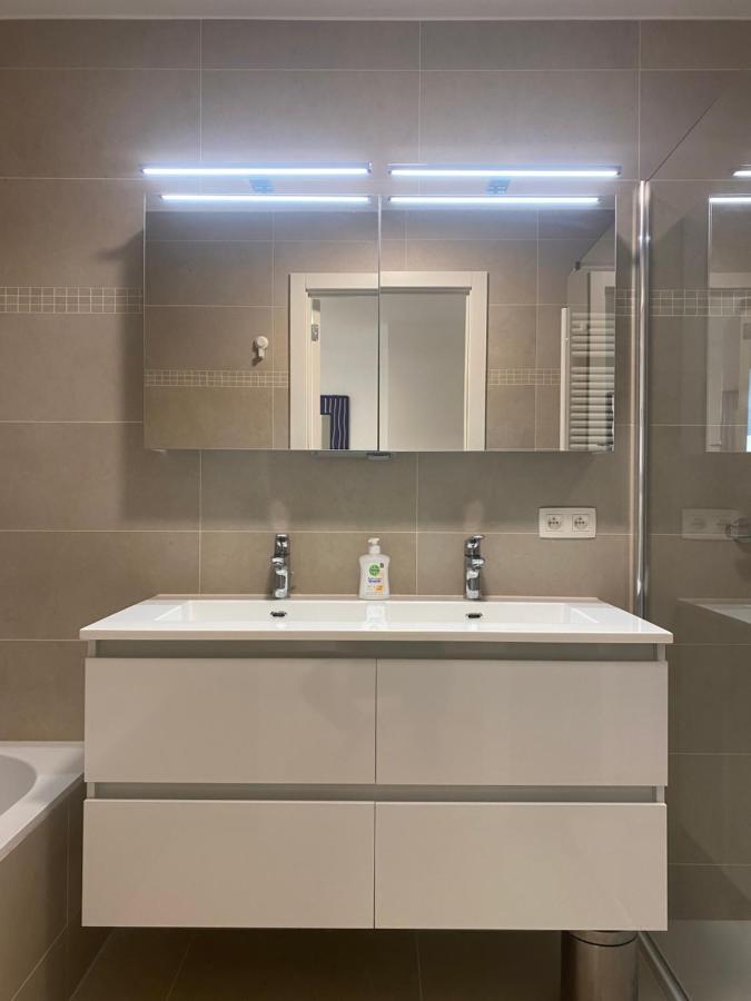 Lichtrijk 2-slaapkamerappartement Met Zeezicht En Gratis Parking