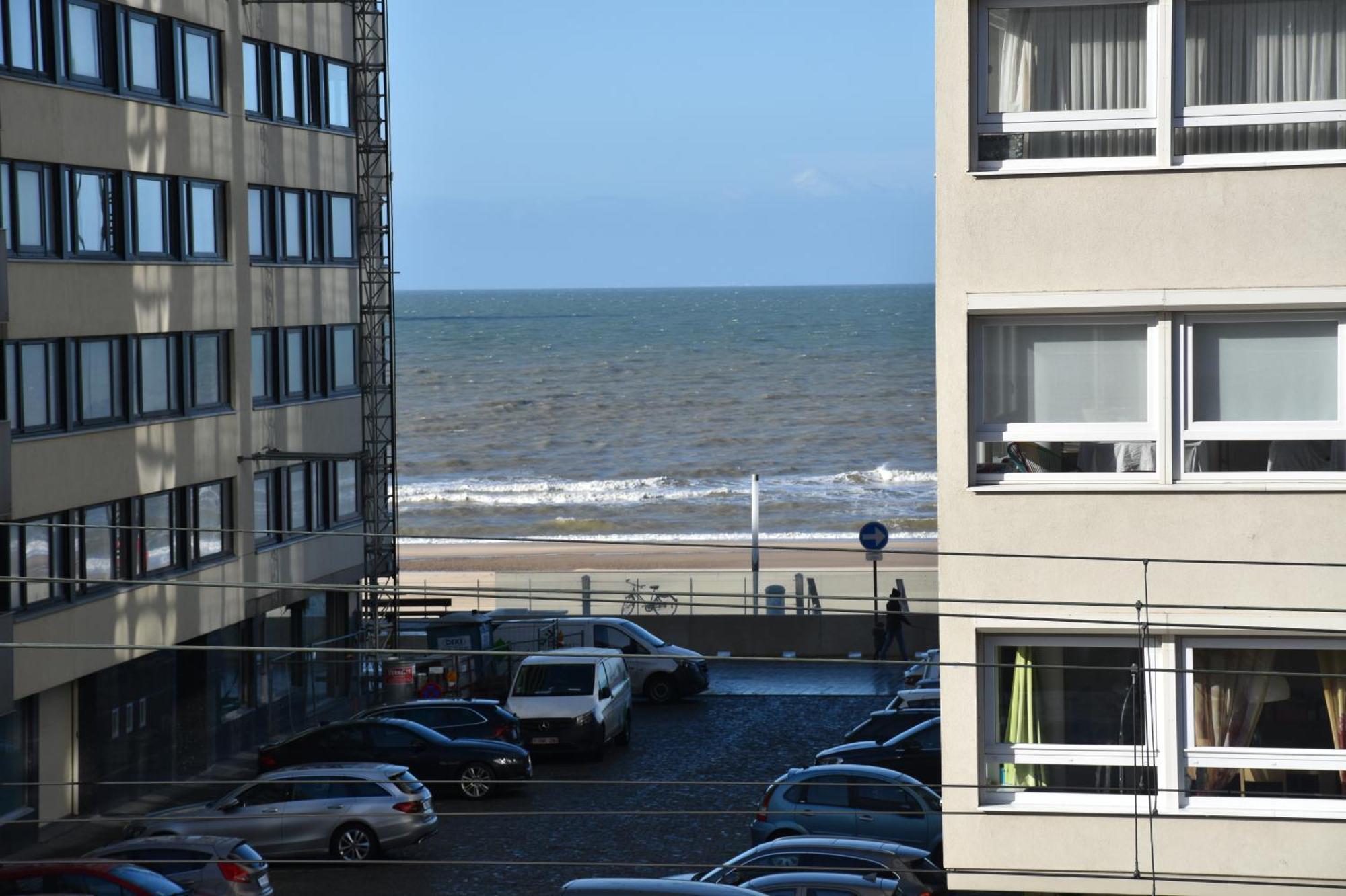 Lichtrijk 2-slaapkamerappartement Met Zeezicht En Gratis Parking